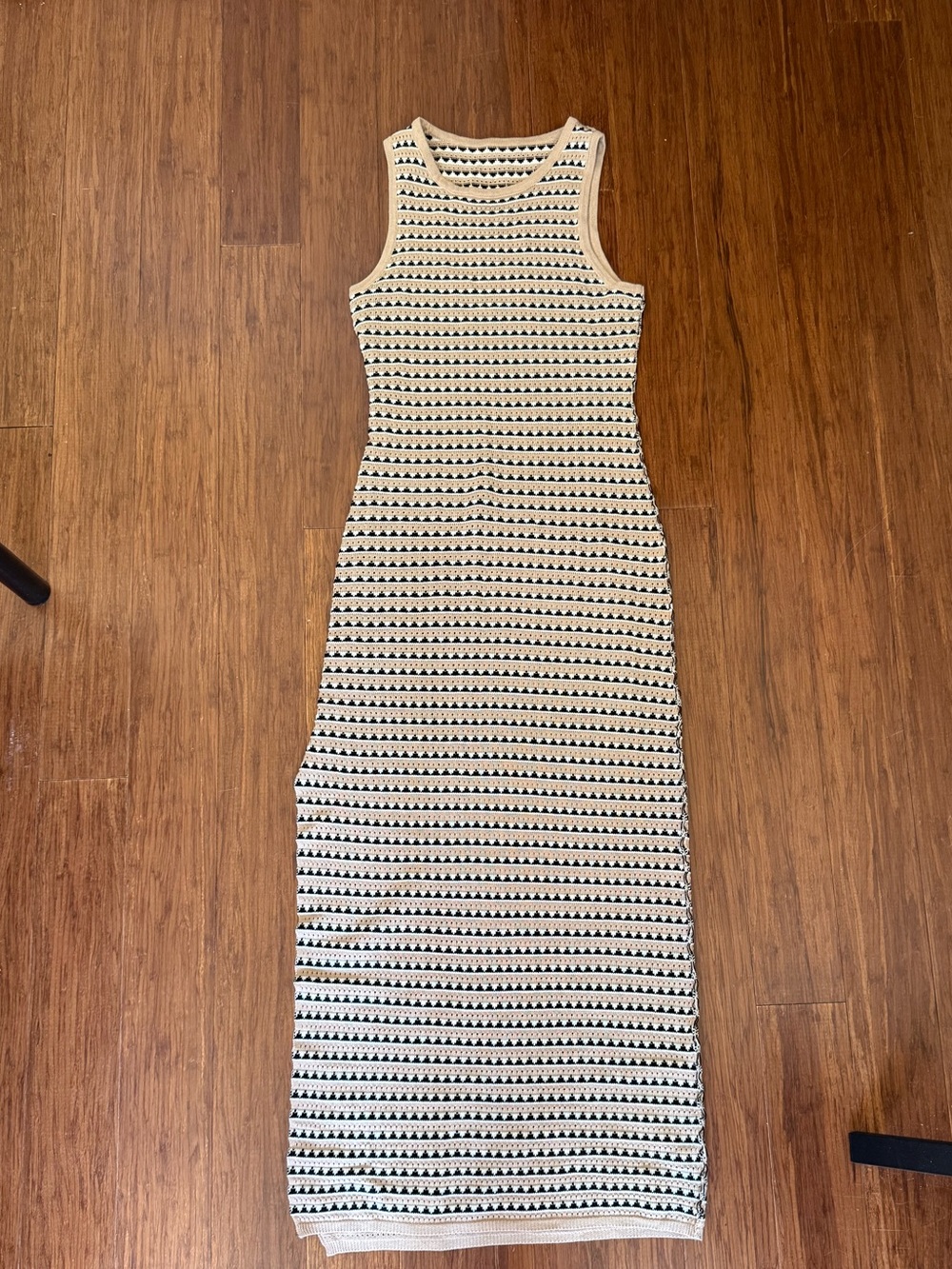 Le Lis MATERNITY Sleeveless Maxi Dress in Cream and Black Chevron Stripe